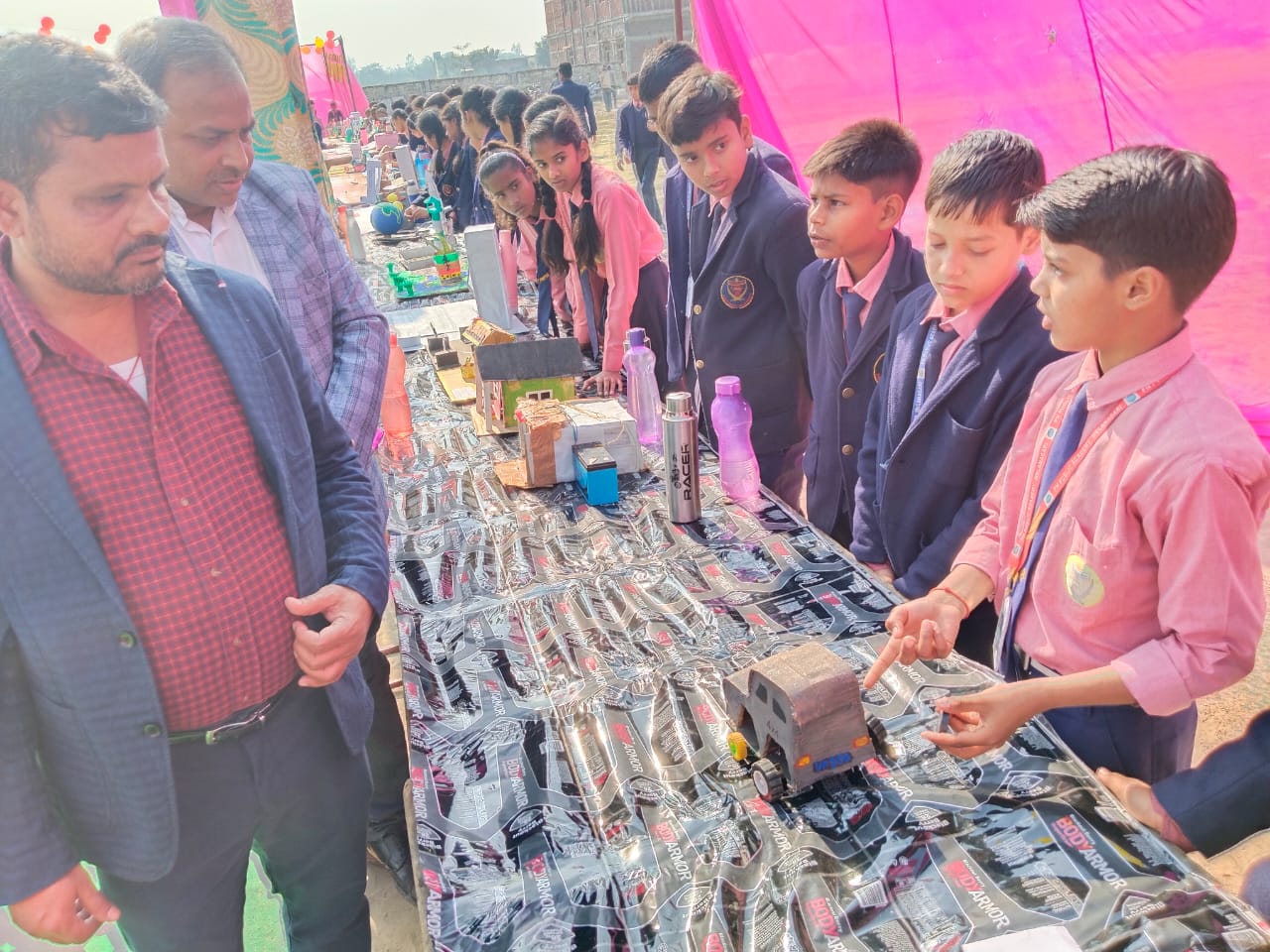 विद्यार्थियों द्वारा बनाए गए चंद्रयान व दीगर प्रोजेक्ट्स की हुई सराहना