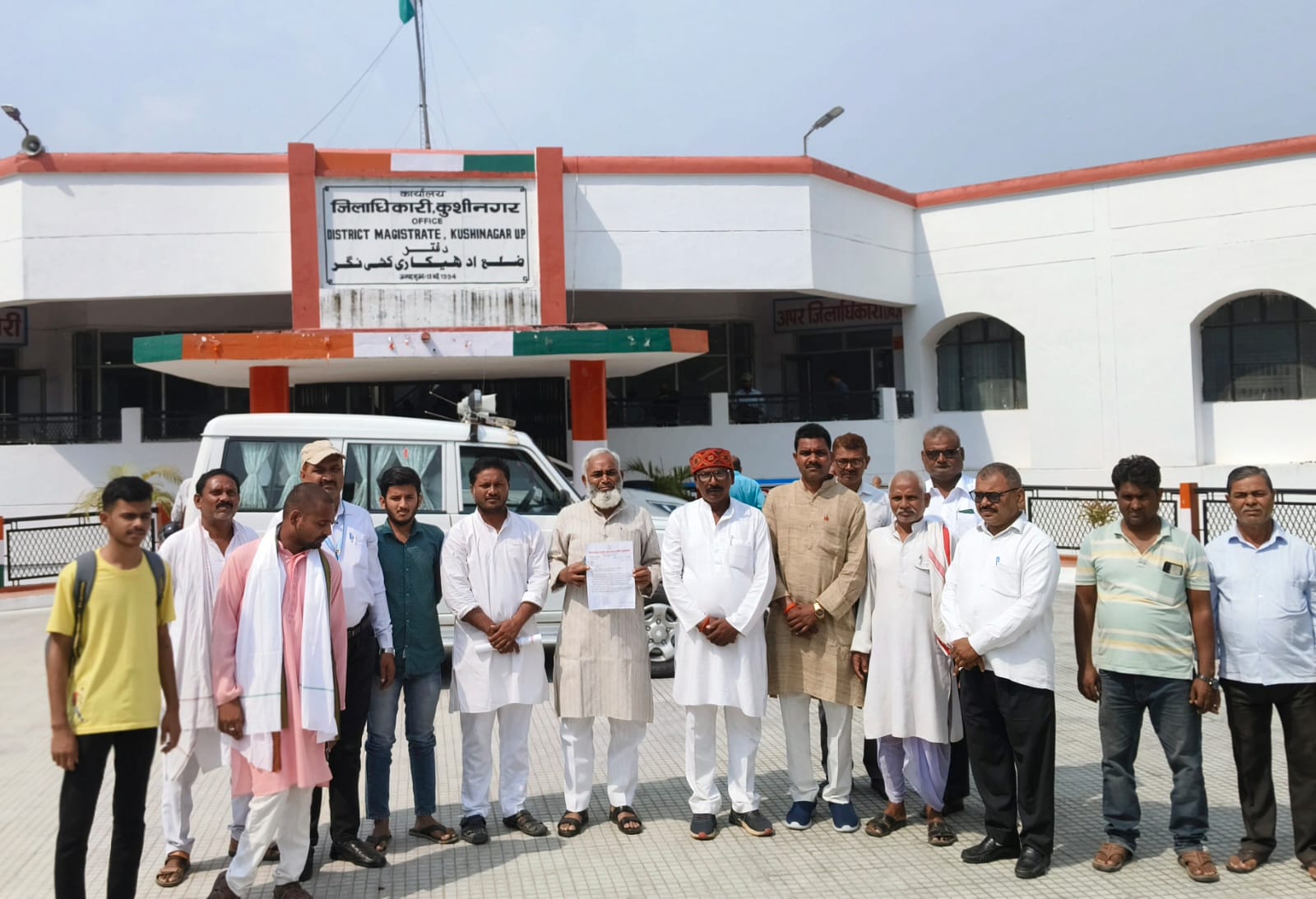 छावनी में घटित घटना में निर्दोषों की रिहाई को लेकर डीएम को सौंपा ज्ञापन