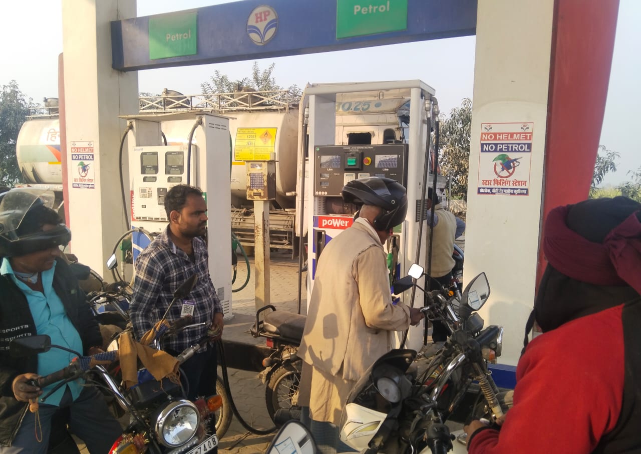 उल्टा हेलमेट लगाना मजबूरी, पेट्रोल के लिए हेलमेट ज़रूरी!